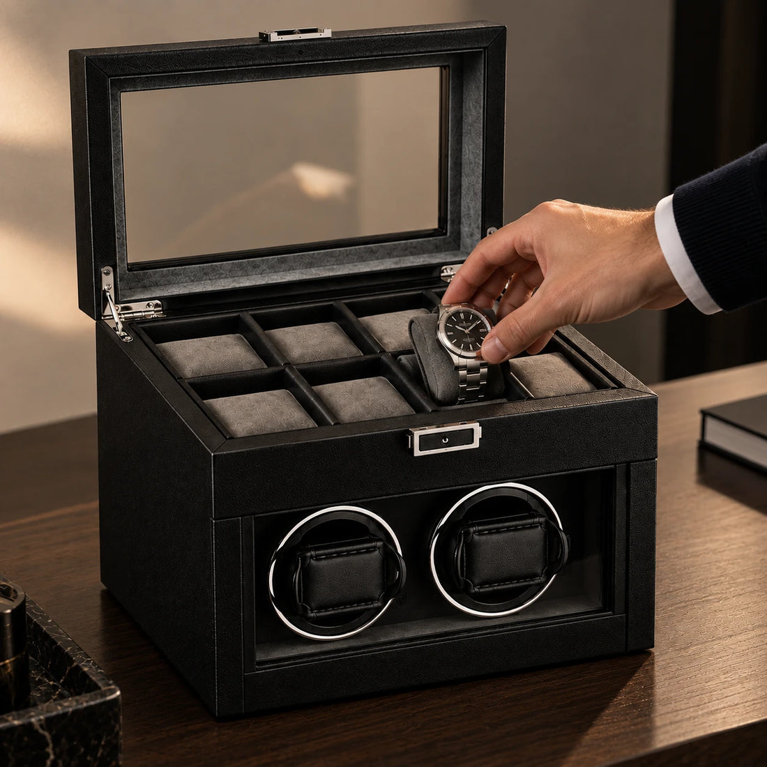 Le Coffret Orvéra — main posant une montre dans le coffret ouvert